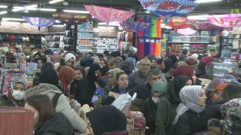 Açılış yapan AVM'de indirim izdihama yol açtı