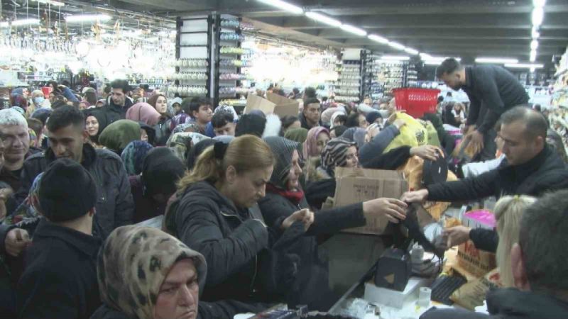 Açılış yapan AVM'de indirim izdihama yol açtı