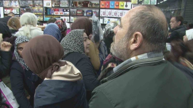 Açılış yapan AVM'de indirim izdihama yol açtı