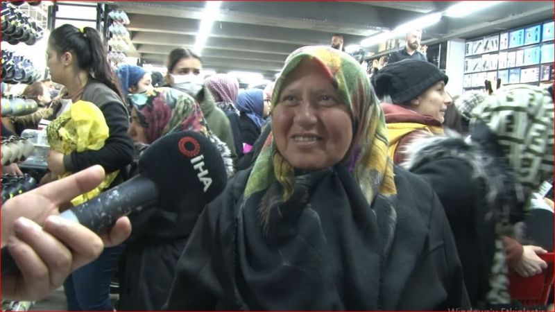 Açılış yapan AVM'de indirim izdihama yol açtı