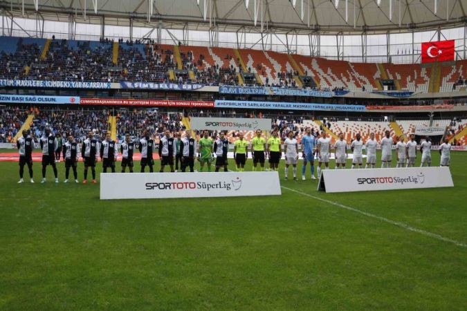 Adana Demirspor, Antalyaspor'u ilk yarıdaki gollerle geçti