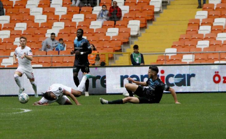 Adana Demirspor, Antalyaspor'u ilk yarıdaki gollerle geçti