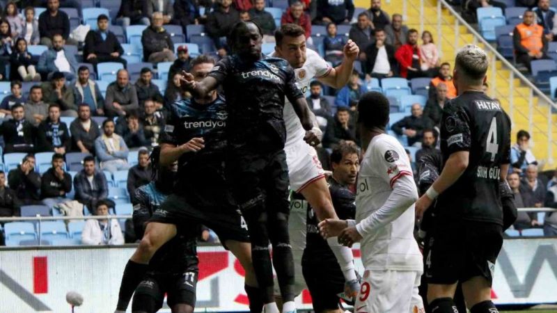 Adana Demirspor, Antalyaspor'u ilk yarıdaki gollerle geçti