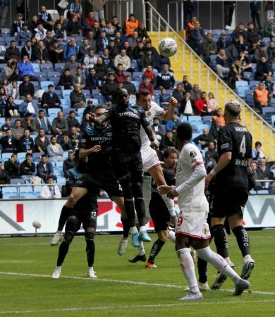 Adana Demirspor, Antalyaspor'u ilk yarıdaki gollerle geçti