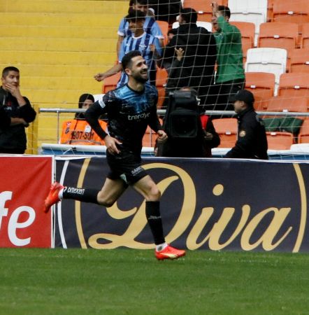 Adana Demirspor, Antalyaspor'u ilk yarıdaki gollerle geçti
