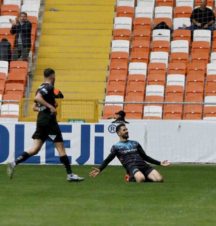 Adana Demirspor, Antalyaspor'u ilk yarıdaki gollerle geçti