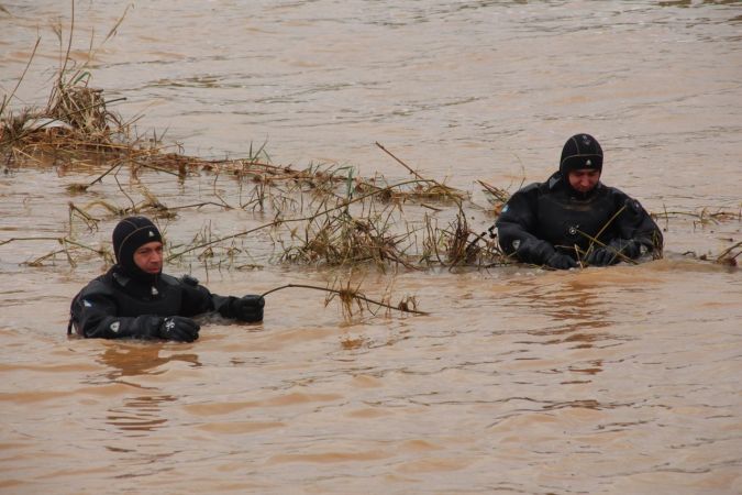 Kardeşini kurtarmak isterken akıntıya kapılan kızı arama çalışmaları sürüyor