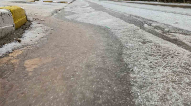 Aksaray’da 1.5 saat dolu yağdı Aksaray’da 1.5 saat dolu yağdı