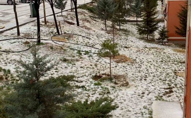 Aksaray’da 1.5 saat dolu yağdı Aksaray’da 1.5 saat dolu yağdı