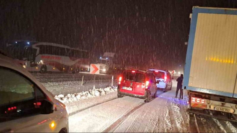 Sivas'ta yoğun kar, Malatya-Kayseri yolunu trafiğe kapattı
