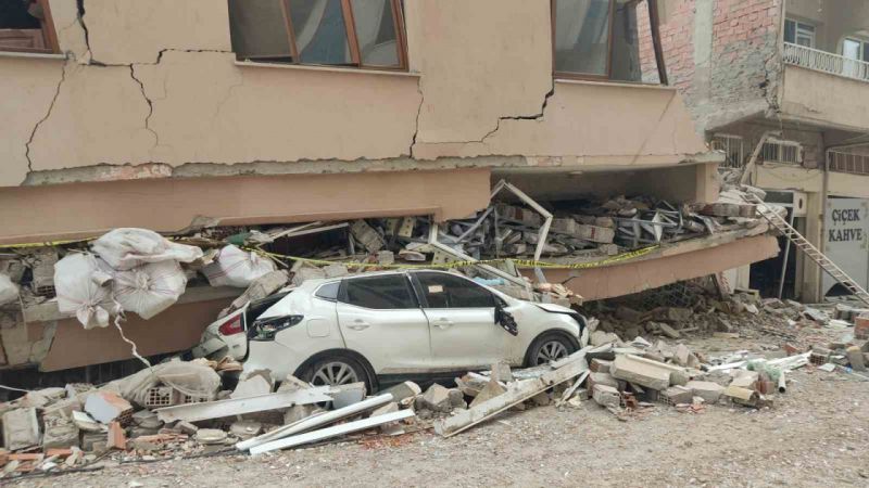 Bu binadan otomobil sayesinde 5 aile de sağ çıktı