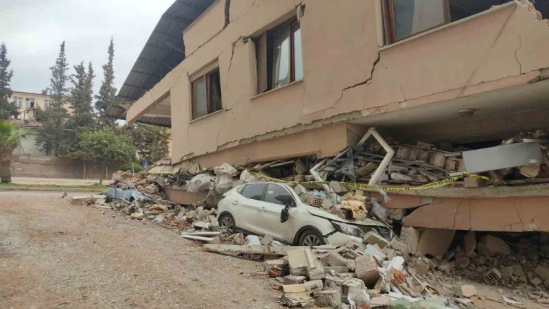 Bu binadan otomobil sayesinde 5 aile de sağ çıktı