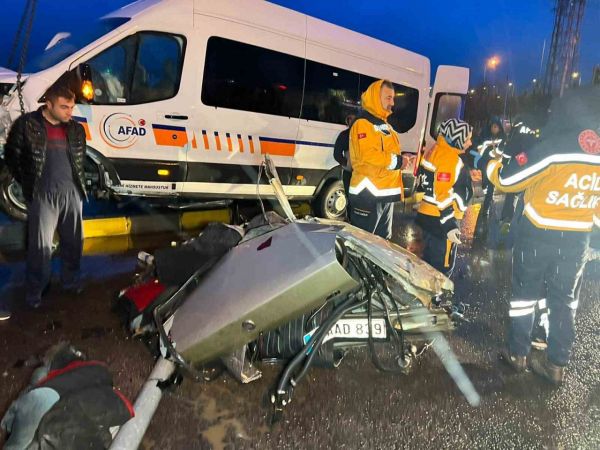 Deprem bölgesine giden AFAD aracı kaza yaptı: 1 ölü, 9 yaralı