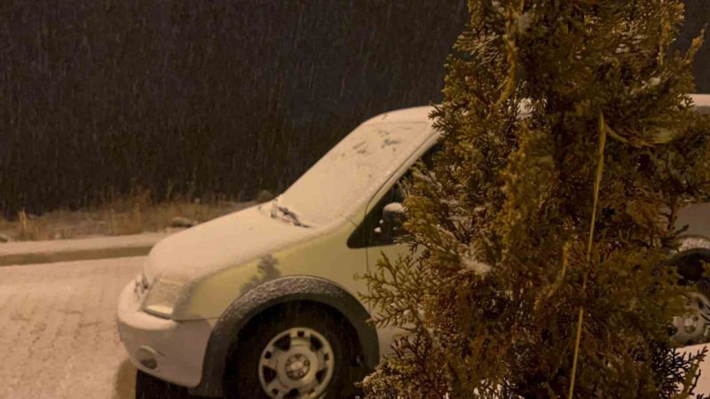 Kars’ta yoğun kar yağışı ile etraf beyazlara büründü