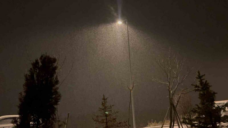 Kars’ta yoğun kar yağışı ile etraf beyazlara büründü