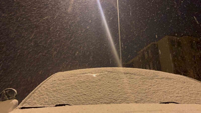 Kars’ta yoğun kar yağışı ile etraf beyazlara büründü