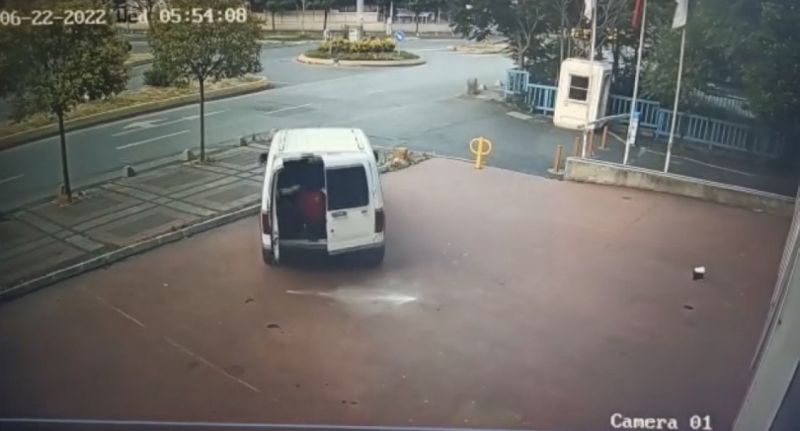 Soyguna gelen hırsızlar baltayı taş vurdu: Binadan taş yağmuruna tutuldular