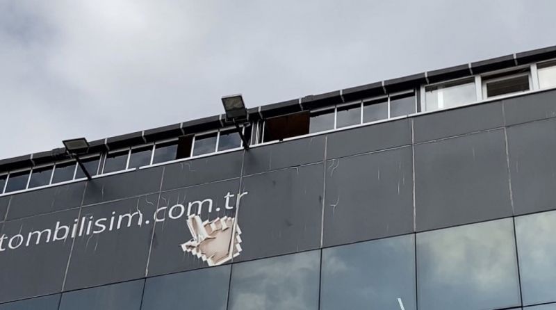 Soyguna gelen hırsızlar baltayı taş vurdu: Binadan taş yağmuruna tutuldular