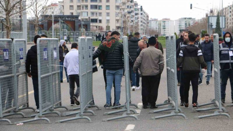 Diyarbakır’da Nevruz kutlaması geniş güvenlik önlemi içinde başladı Diyarbakır’da Nevruz kutlaması geniş güvenlik önlemi içinde başladı