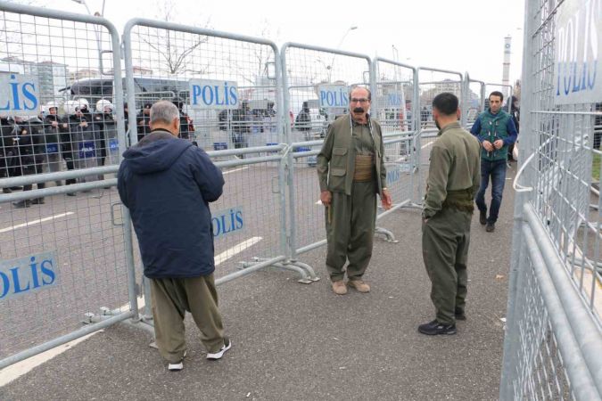 Diyarbakır’da Nevruz kutlaması geniş güvenlik önlemi içinde başladı Diyarbakır’da Nevruz kutlaması geniş güvenlik önlemi içinde başladı