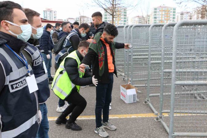 Diyarbakır’da Nevruz kutlaması geniş güvenlik önlemi içinde başladı Diyarbakır’da Nevruz kutlaması geniş güvenlik önlemi içinde başladı