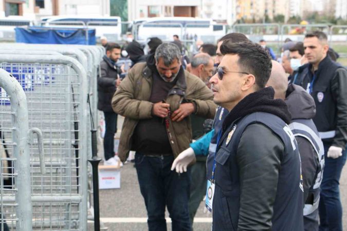 Diyarbakır’da Nevruz kutlaması geniş güvenlik önlemi içinde başladı Diyarbakır’da Nevruz kutlaması geniş güvenlik önlemi içinde başladı