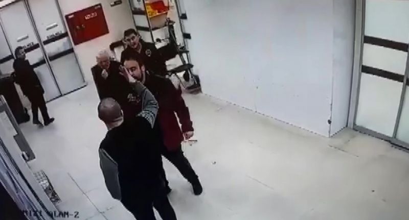 Pendik’te hastanede kendilerini kırmızı alana sokmayan güvenlikçiyi darbettiler