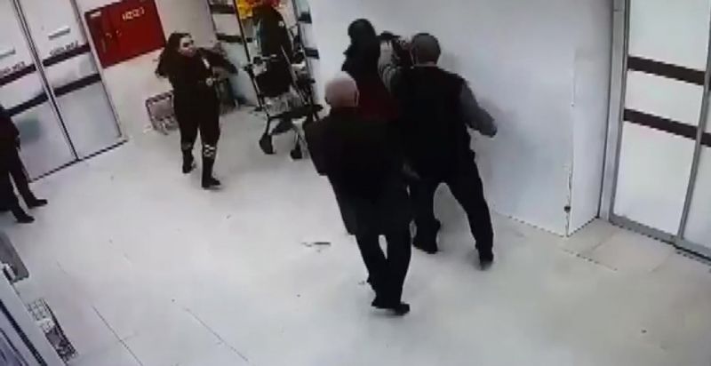 Pendik’te hastanede kendilerini kırmızı alana sokmayan güvenlikçiyi darbettiler Pendik’te hastanede kendilerini kırmızı alana sokmayan güvenlikçiyi darbettiler
