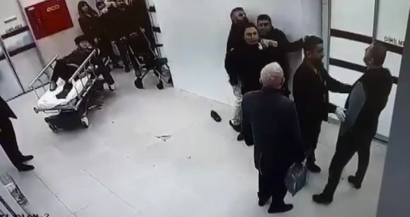 Pendik’te hastanede kendilerini kırmızı alana sokmayan güvenlikçiyi darbettiler Pendik’te hastanede kendilerini kırmızı alana sokmayan güvenlikçiyi darbettiler