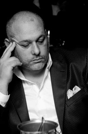 Ünlü restorancı kaza kurbanı: Çarptığı cam kapı sonu oldu Ünlü restorancı kaza kurbanı: Çarptığı cam kapı sonu oldu