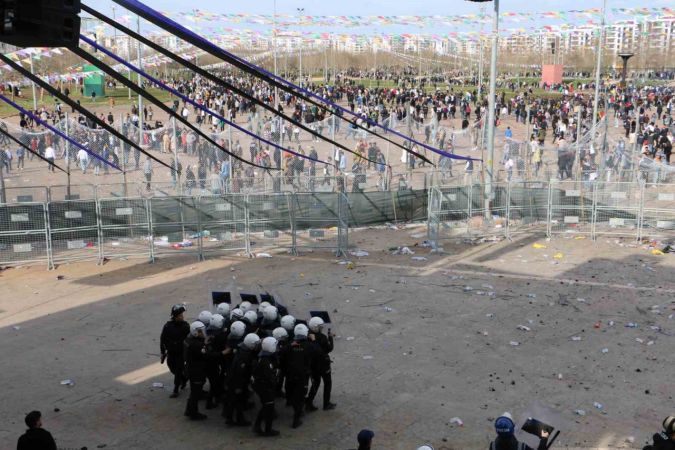 Diyarbakır’da polise taş attığı tespit edilen 200’e yakın kişi gözaltına alındı