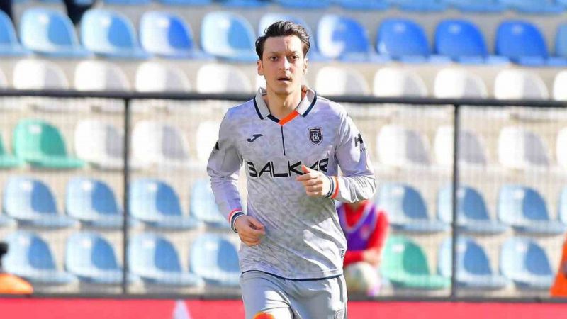 Mesut Özil, futbolu bıraktığını açıkladı