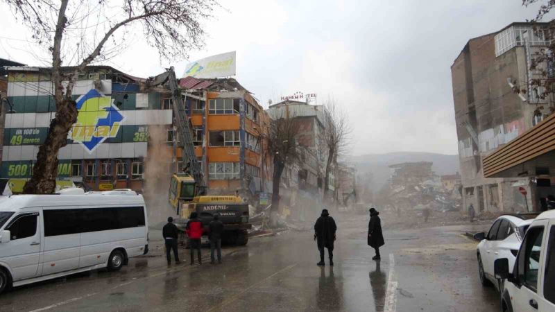 Malatya’da ağır hasarlı binaların yıkımı sürüyor