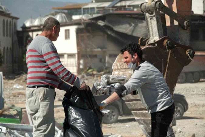 Hatay’da enkazdan milyonluk ürünleri kurtarma çabası Hatay’da enkazdan milyonluk ürünleri kurtarma çabası