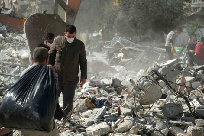 Hatay’da enkazdan milyonluk ürünleri kurtarma çabası Hatay’da enkazdan milyonluk ürünleri kurtarma çabası