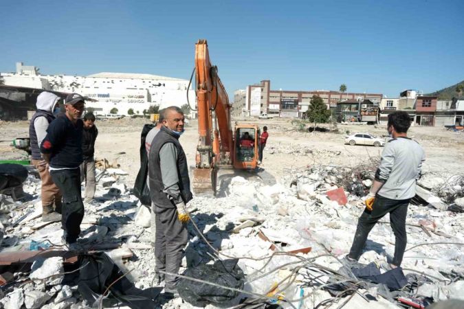 Hatay’da enkazdan milyonluk ürünleri kurtarma çabası Hatay’da enkazdan milyonluk ürünleri kurtarma çabası