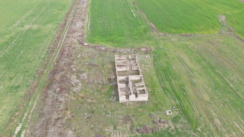Sular çekildi, eski tren garı gün yüzüne çıktı