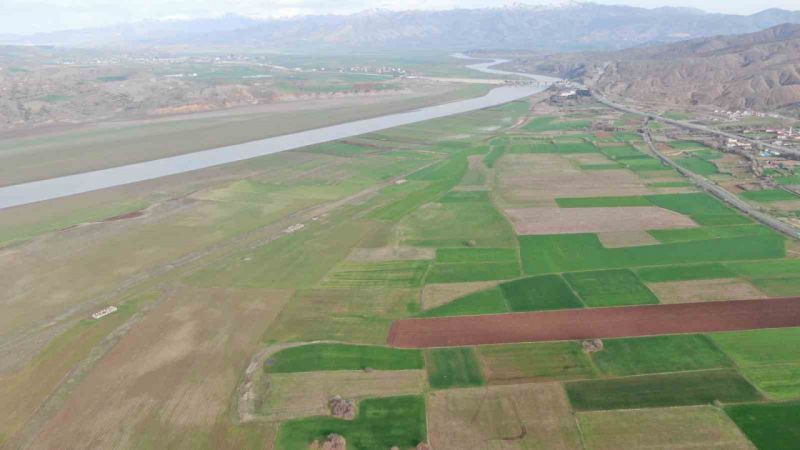 Sular çekildi, eski tren garı gün yüzüne çıktı
