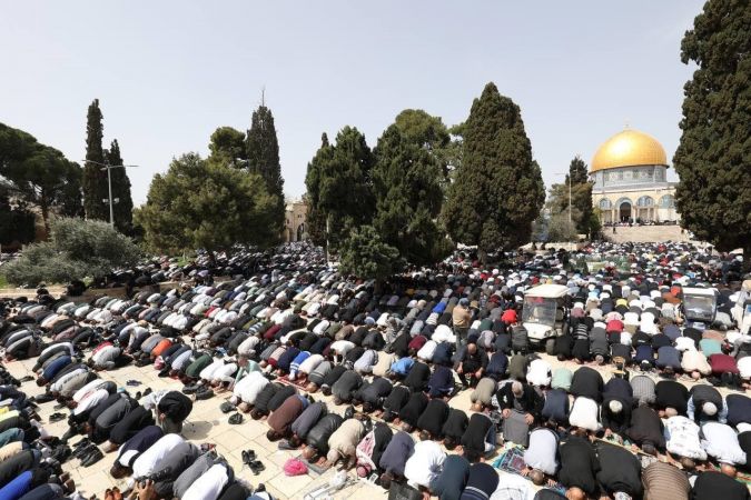 Mescid-i Aksa’da 100 bin kişi cuma namazı kıldı Mescid-i Aksa’da 100 bin kişi cuma namazı kıldı