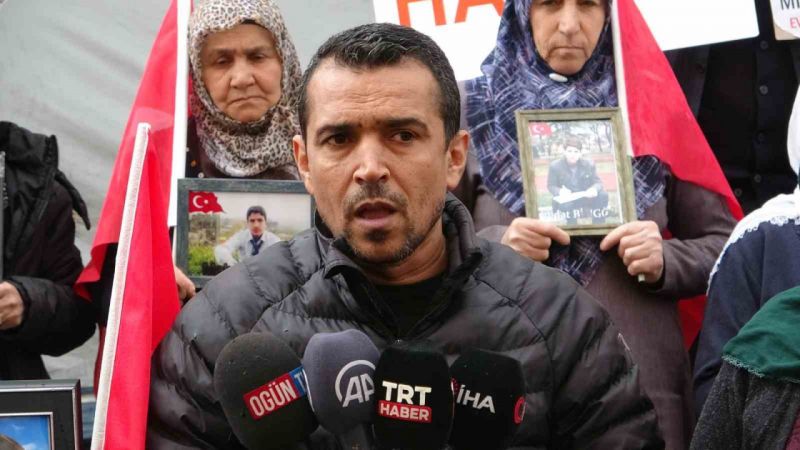 Evlat nöbetindeki ailelerden CHP ile HDP’nin el sıkışmasına tepki Evlat nöbetindeki ailelerden CHP ile HDP’nin el sıkışmasına tepki