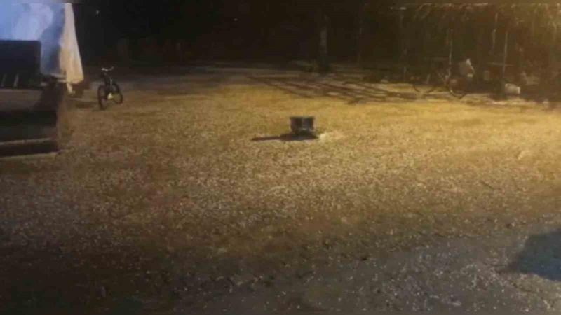 Şanlıurfa’da dolu ve sağanak yağış etkili oldu, yollar dereye döndü