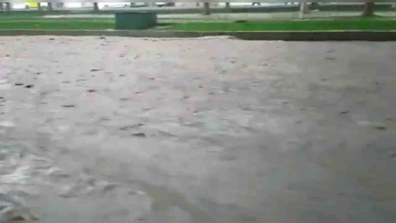 Şanlıurfa’da dolu ve sağanak yağış etkili oldu, yollar dereye döndü