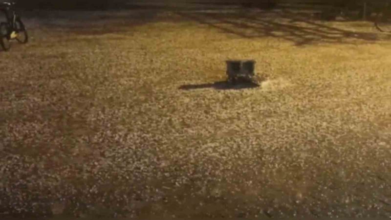 Şanlıurfa’da dolu ve sağanak yağış etkili oldu, yollar dereye döndü