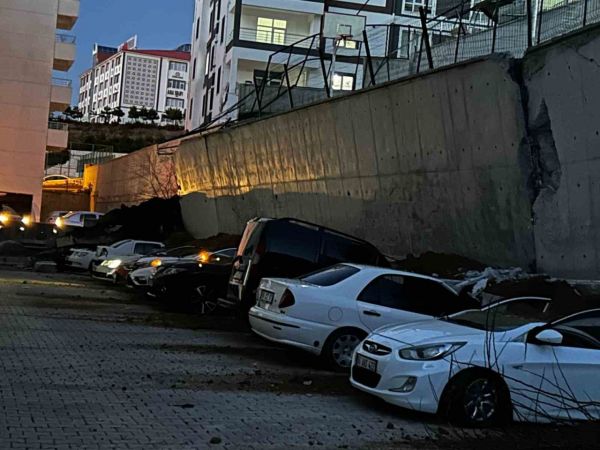 Yozgat’ta istinat duvarı çöktü, 11 araç hasar gördü