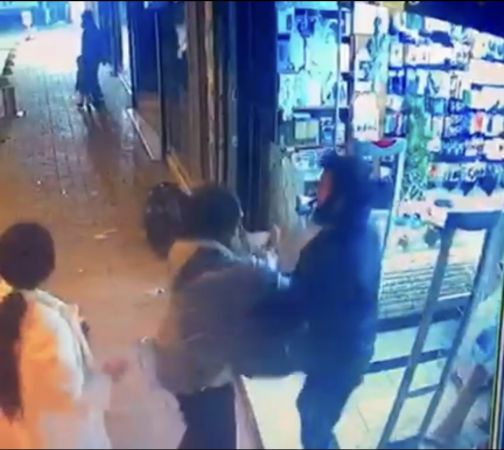 Kadınların omuz atma tartışması kavgaya dönüştü