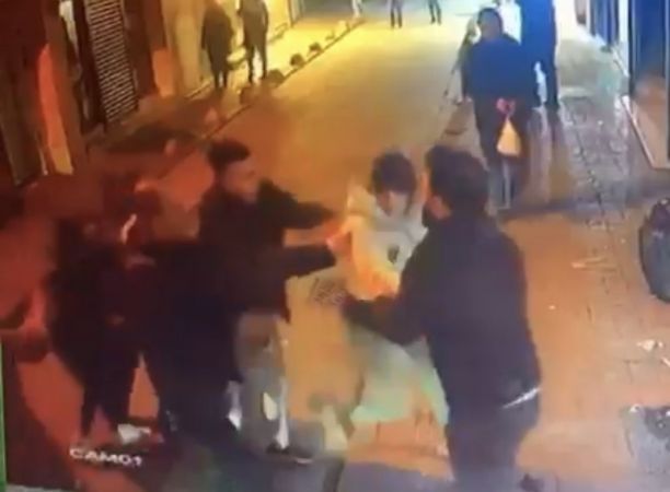 Kadınların omuz atma tartışması kavgaya dönüştü