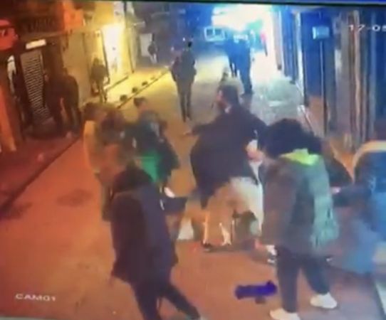 Kadınların omuz atma tartışması kavgaya dönüştü