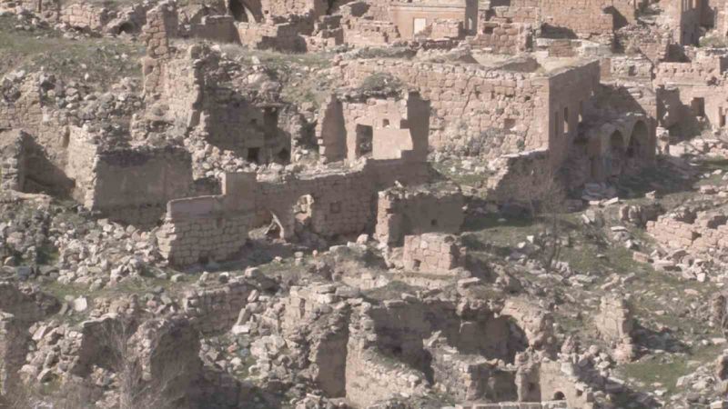 Baraj kıyısındaki köy, sular çekilince ortaya çıktı Baraj kıyısındaki köy, sular çekilince ortaya çıktı