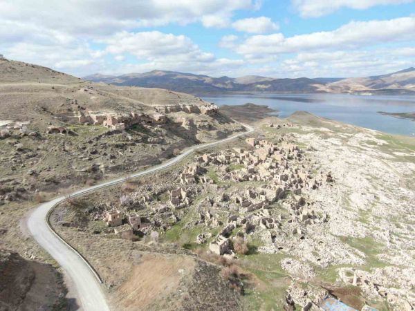 Baraj kıyısındaki köy, sular çekilince ortaya çıktı Baraj kıyısındaki köy, sular çekilince ortaya çıktı