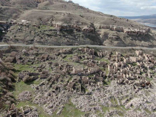Baraj kıyısındaki köy, sular çekilince ortaya çıktı Baraj kıyısındaki köy, sular çekilince ortaya çıktı